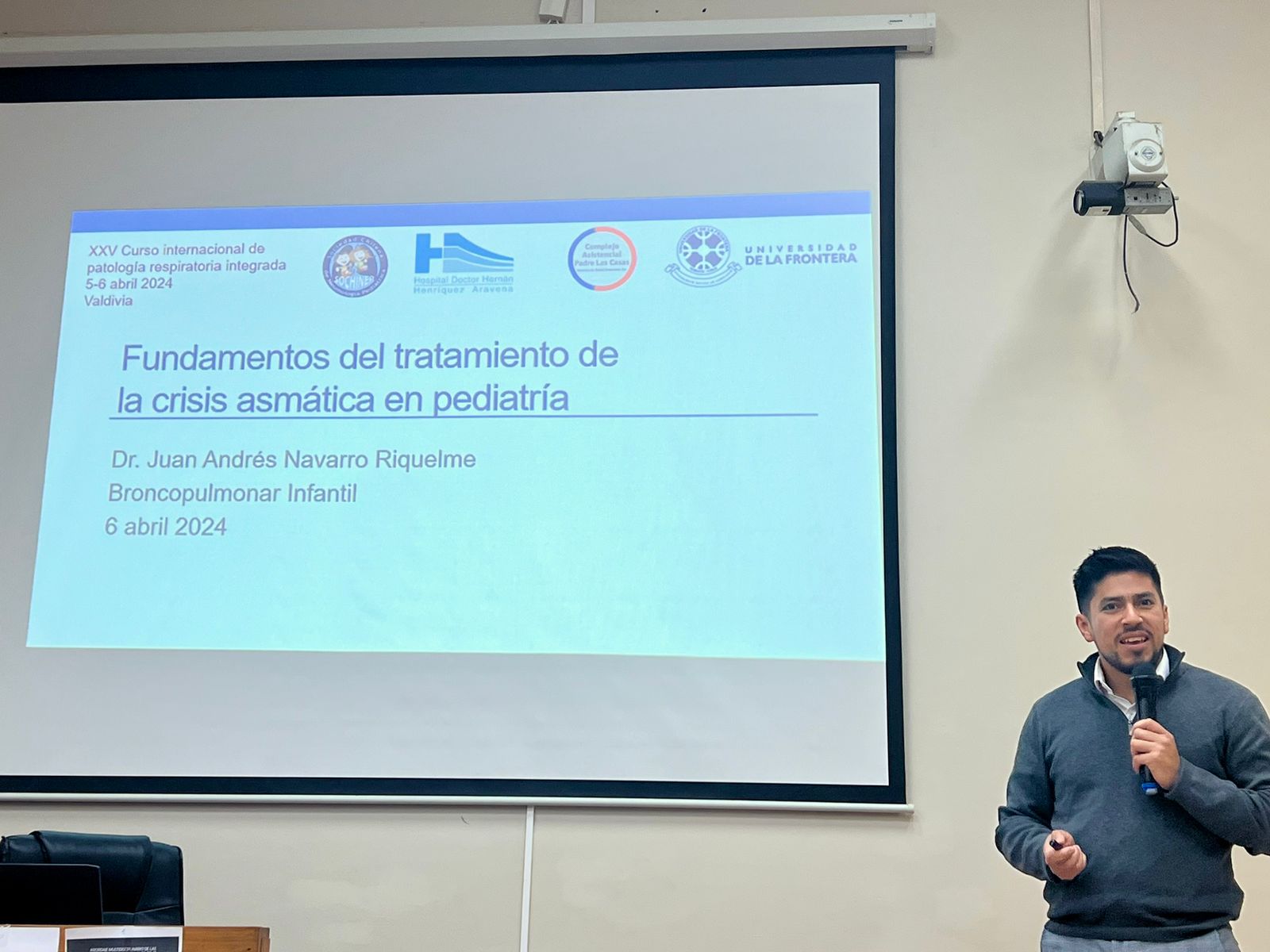 Dr. Juan Andrés Navarro presentó el tema "Fundamentos del tratamiento de la crisis de asma"